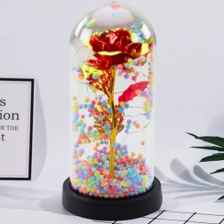 Eeuwige roos in koepel met LED-verlichting en gekleurde bolletjes rood