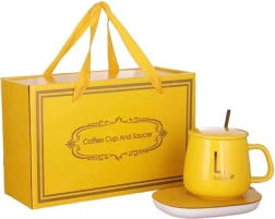 Chauffe-boissons électrique avec tasse jaune et cuillère