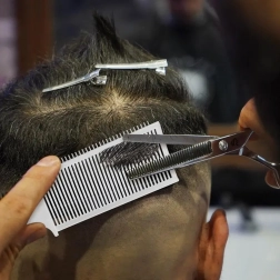 Professioneller weißer Friseurkamm zum Schneiden und Aufhellen mit ergonomischem Griff