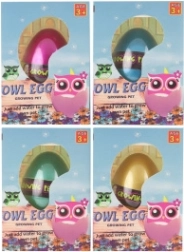 Œuf avec petite chouette à éclore dans l’eau