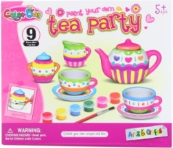 Peinture d’un service à thé en céramique pour enfants