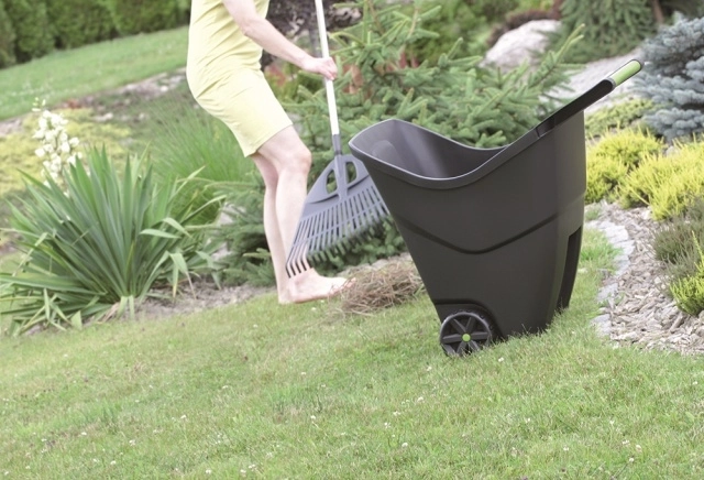 Easy transport thanks to two wheels and a handle