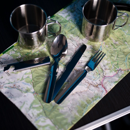 Tout à portée de main : cuillère, fourchette, couteau et ouvre-bouteille