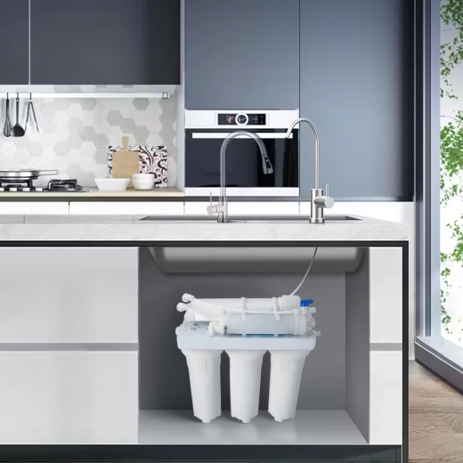 Compacte installatie onder de gootsteen