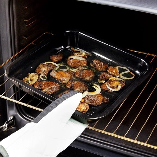 Easy cleaning and oven use