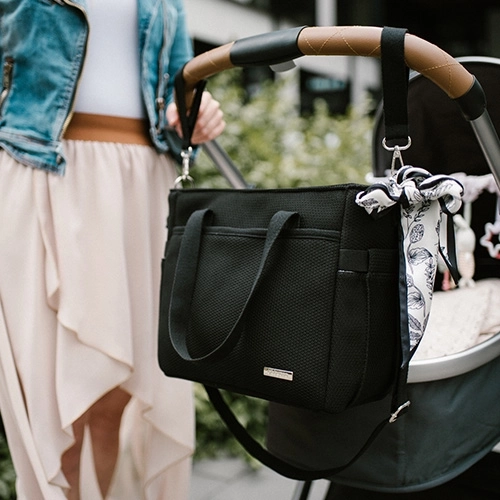 Aan de kinderwagen, over de schouder en in de hand