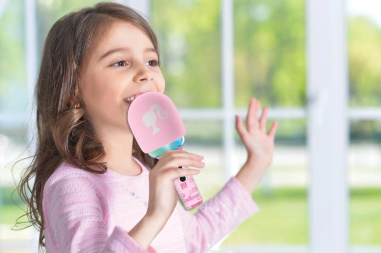 Lightweight microphone for children’s performances