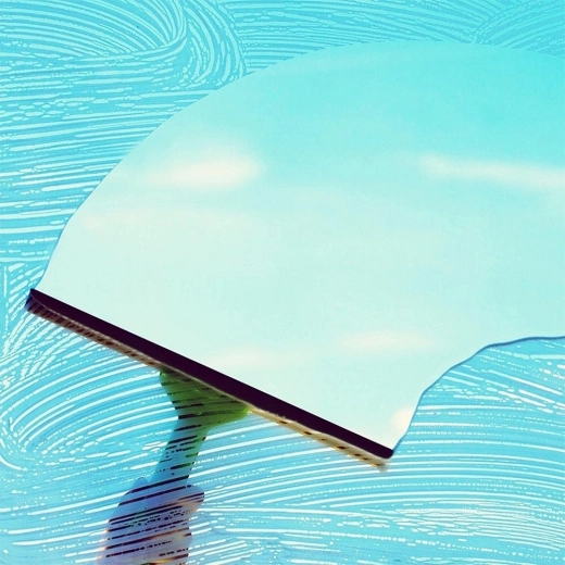 Squeegee for streak-free glass polishing