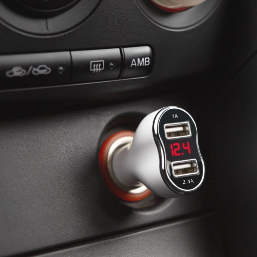 Adapter voor de sigarettenaansteker met twee USB-poorten en meting van spanning en stroom, wit