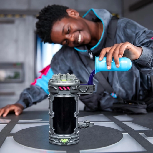 Expérience en conteneur : verse, secoue, révèle !