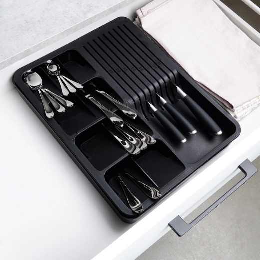 Safe storage for up to 9 knives