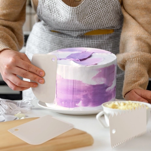 Bords lisses et crantés pour une décoration précise