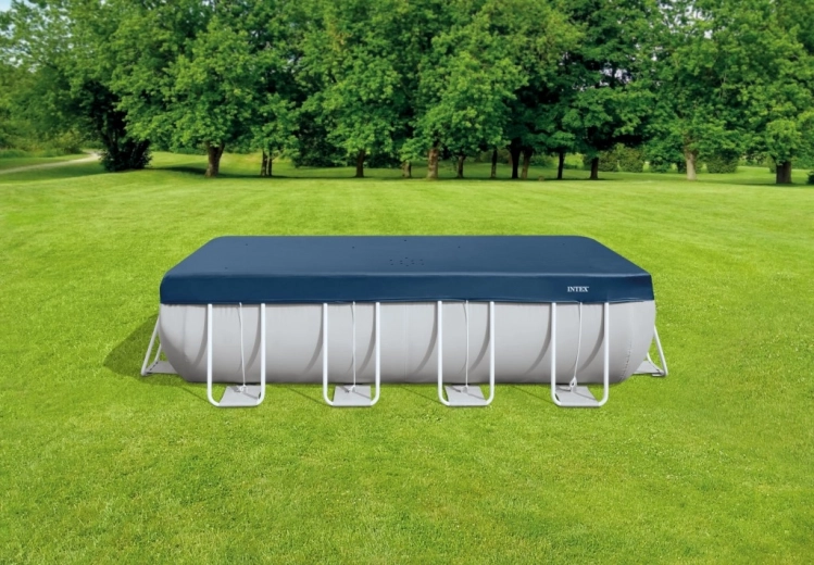 Fixation solide sur la structure de la piscine
