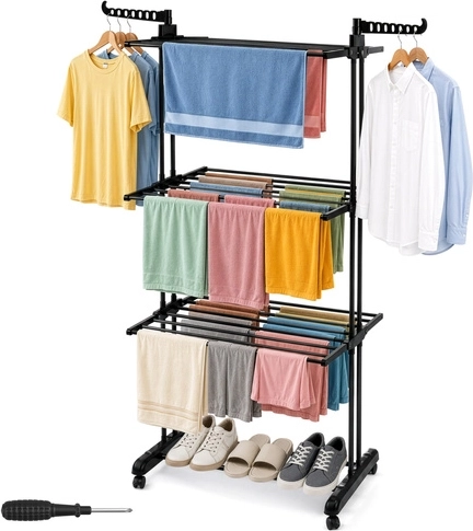 Zijhouders voor kleerhangers en plek voor schoenen