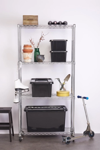 Ordre sur l’étagère et sur roulettes