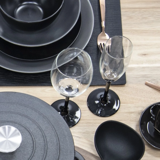 Service stylé sur une table dressée