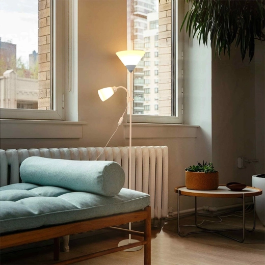 Elegante Ergänzung neben dem Sofa
