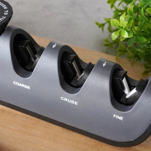 Quatre zones d’affûtage dont une diamantée pour ciseaux