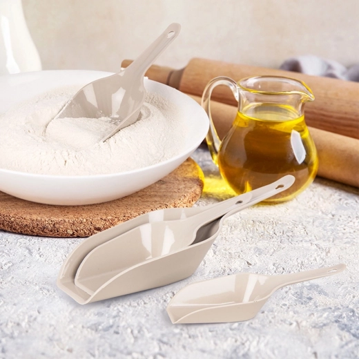 Comfortable scooping and pouring