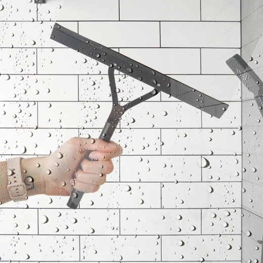 Ergonomisches Abziehen an Dusche und Fenstern