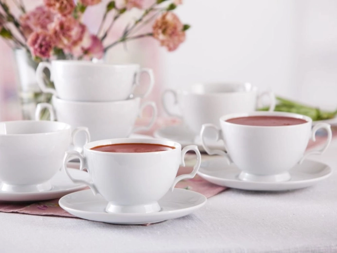 Porcelaine blanche intemporelle pour un service élégant