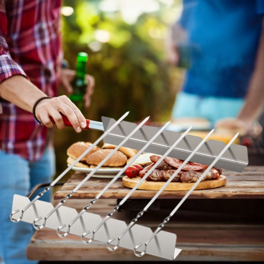 Flat stainless steel skewers to prevent spinning