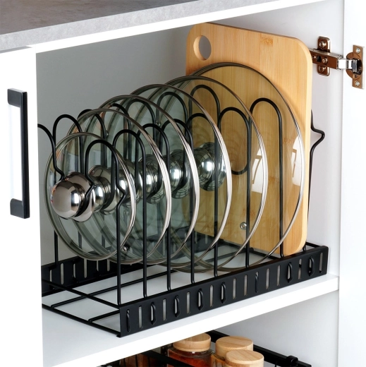 Ordnung im Schrank und auf der Arbeitsfläche