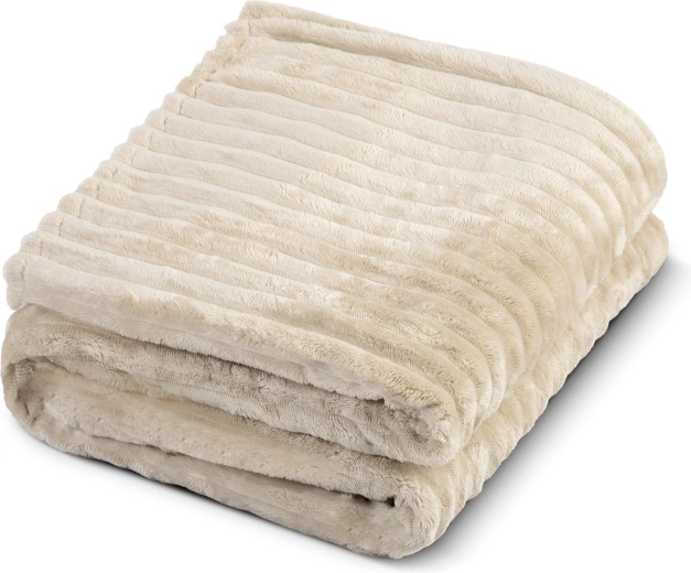 Extra soft plush and generous 180 × 160 cm size