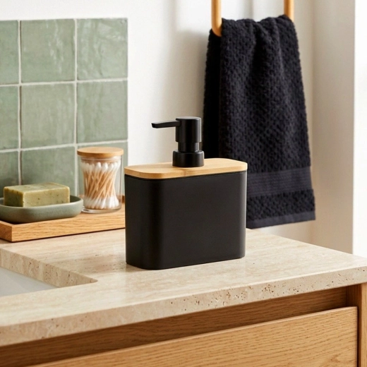 Modern matzwart design met bamboe
