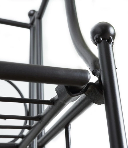 Stabile Metallkonstruktion mit matter Oberfläche