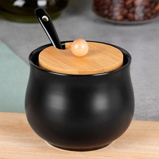 Praktisch lepeltje met uitsparing in het deksel