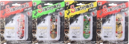 Plastic skateboard met accessoires