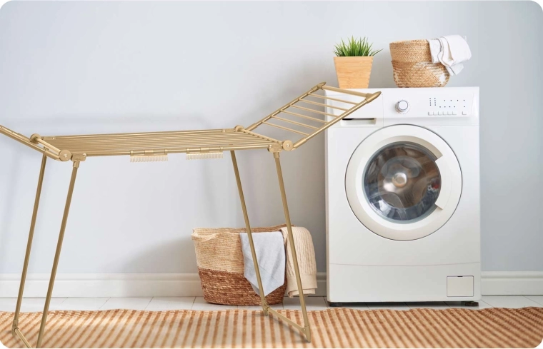 Stabile Metallkonstruktion mit goldener Oberfläche