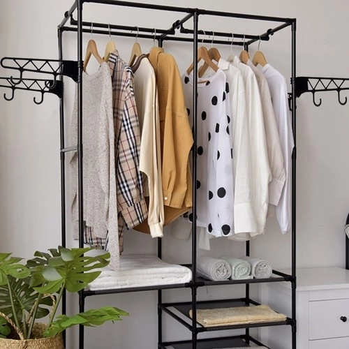 Praktischer offener Kleiderschrank