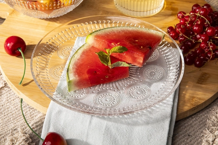 Fine embossed pattern for elegant serving
