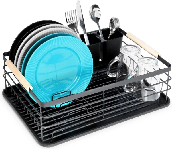 Durchdachte Anordnung für 10 Teller und Gläser