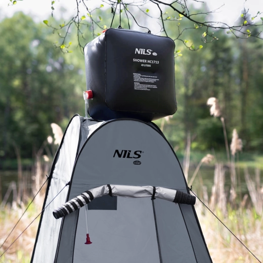 Préparée pour la douche extérieure