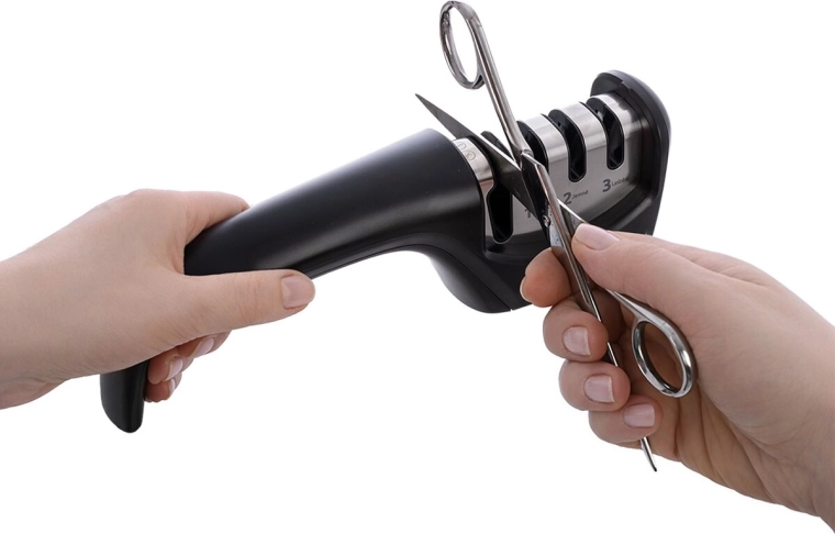 Fente pour ciseaux et lames dentelées