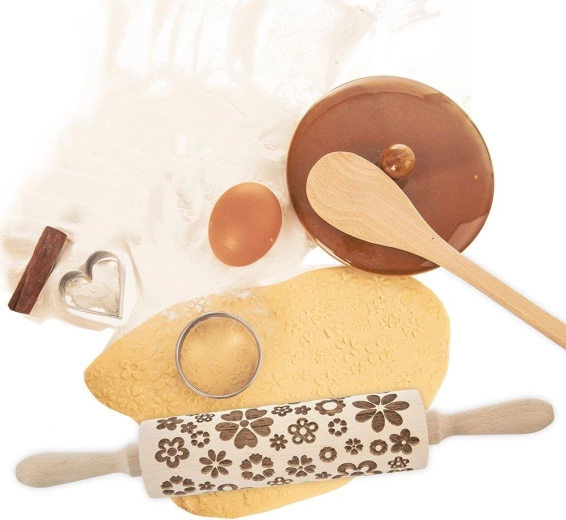 Delicate floral relief for impressive baking