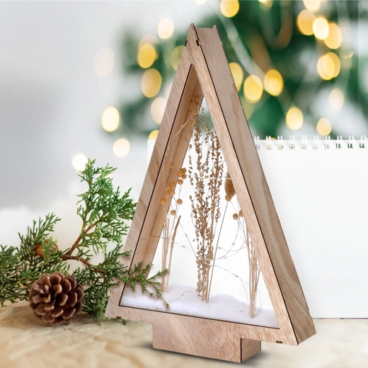 Besneeuwde winterbloemen in een houten boompje