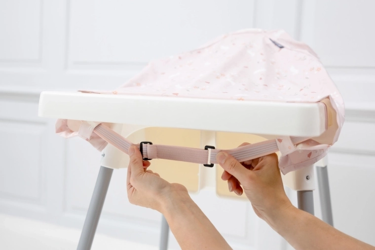 Sangle intégrée pour fixation au plateau de la chaise haute