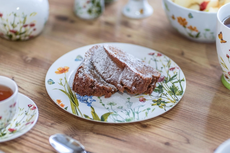 Bloemendecor dat de tafel doet stralen
