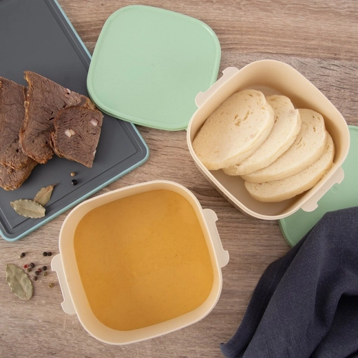 Trois récipients séparés pour un repas complet
