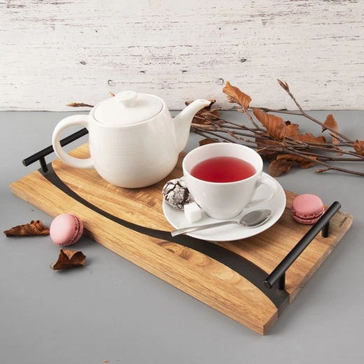 Natürliches Akazienholz mit effektvollem „River“-Harz