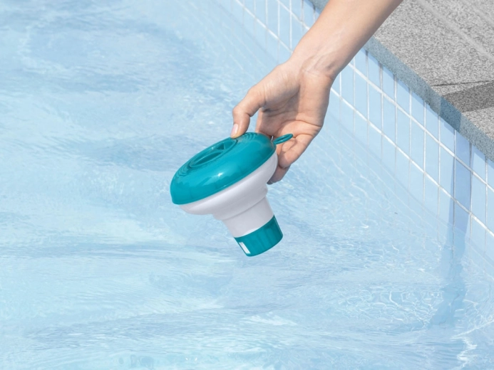 Flotte à la surface de la piscine