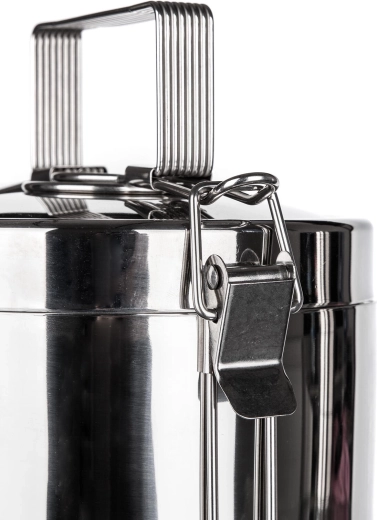 Secure closure and comfortable carrying