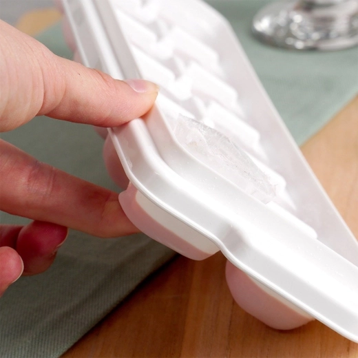 Easy removal thanks to the flexible bottom