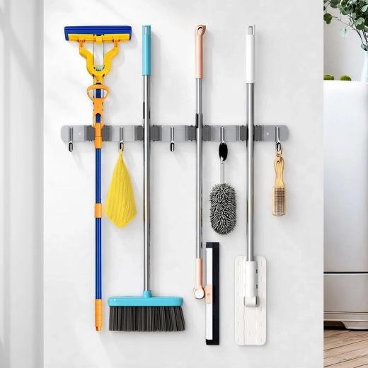 Organisation des accessoires de nettoyage au mur