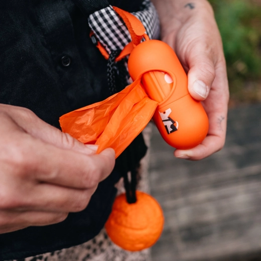 Quick one-handed bag dispensing