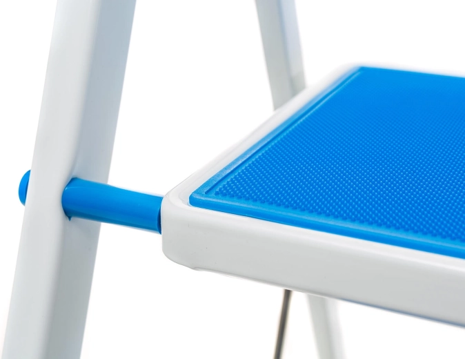 Anti-slip steps for safe footing